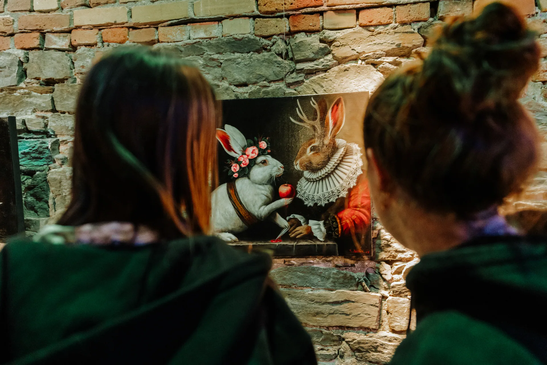 Besucherinnen betrachten ein Kunstwerk in einer Nische