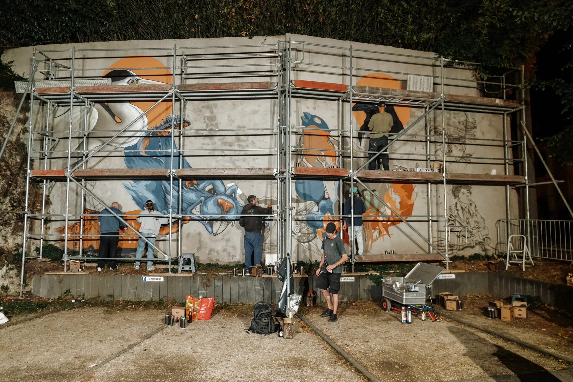 Live-Painting &bdquo;Across Generations Part II&ldquo; an einer Wand mit Ger&uuml;st