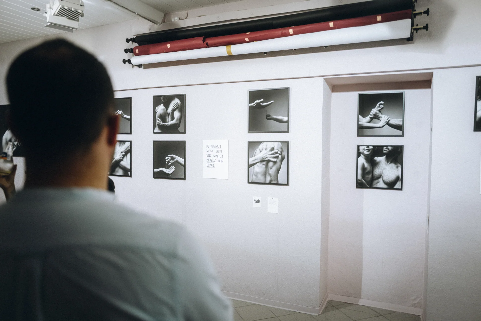 Schwarz-Wei&szlig;-Fotografien an einer Ausstellungswand