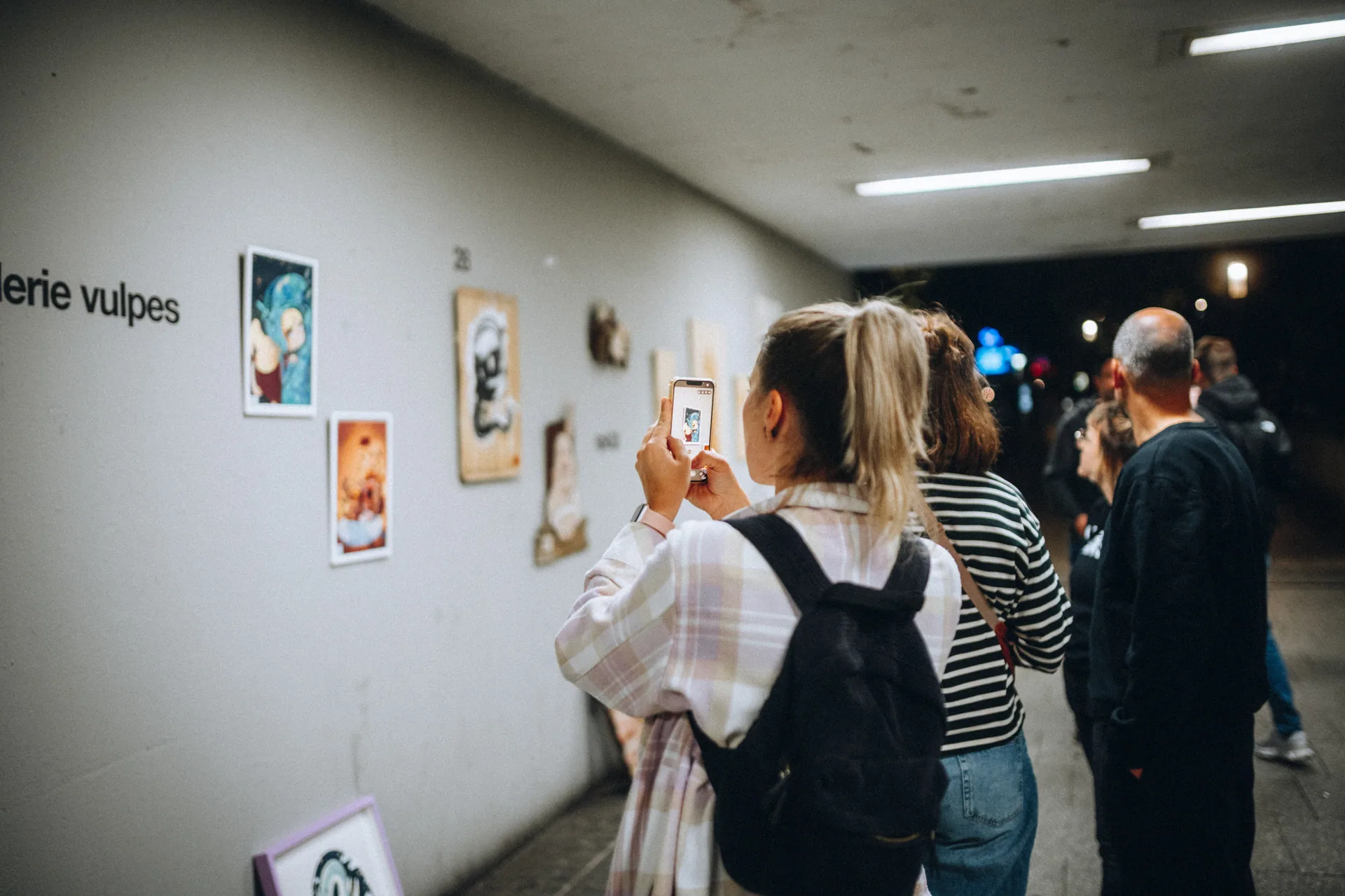 Besucherinnen und Besucher in einer Ausstellung