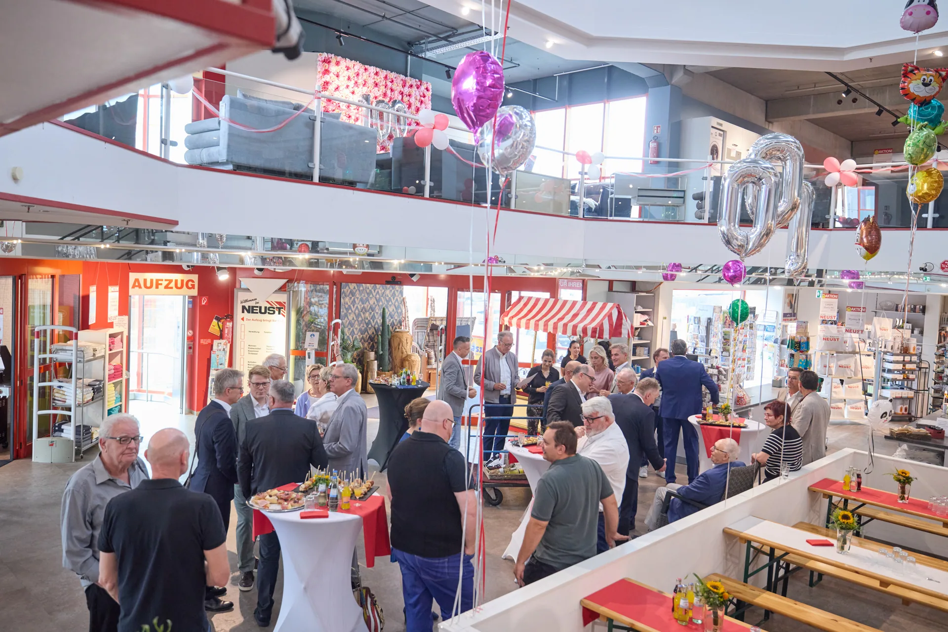Gäste beim Jubiläumsempfang im Möbelhaus Neust