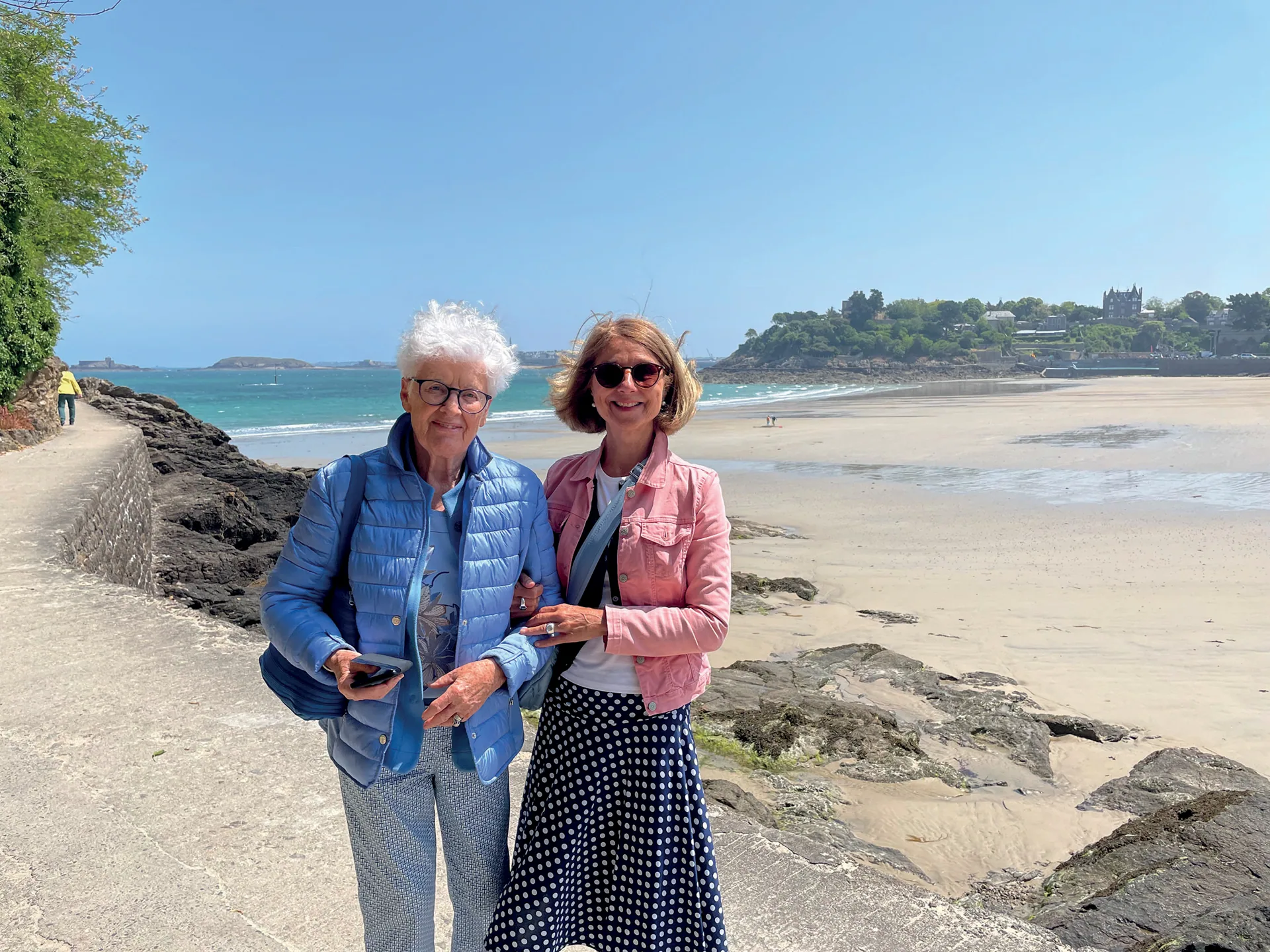 Zwei Frauen beim Spaziergang am Strand
