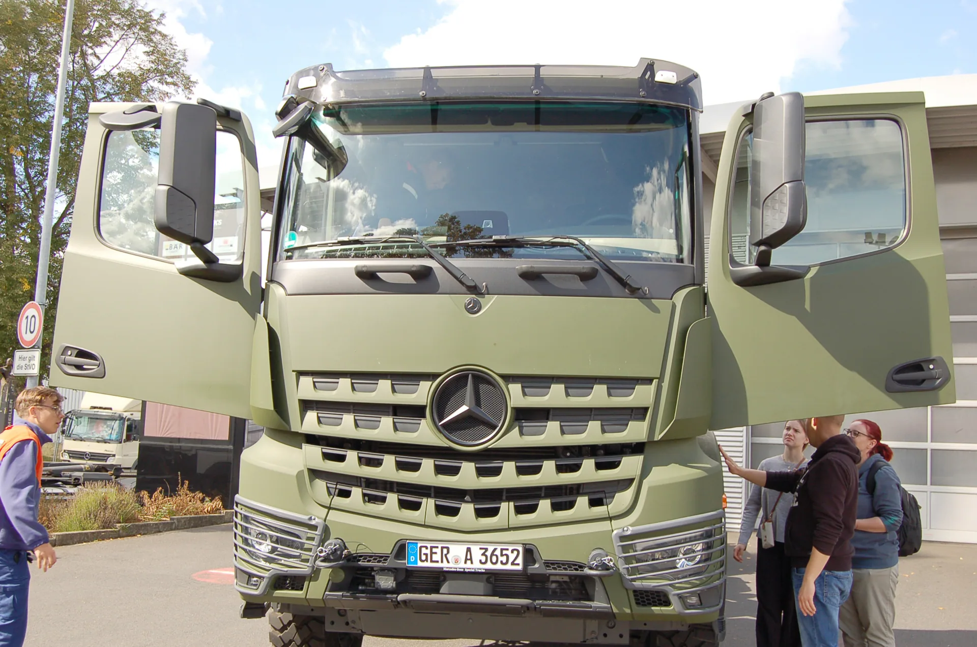 Mercedes-Lkw in Militärgrün beim Blaulichttag