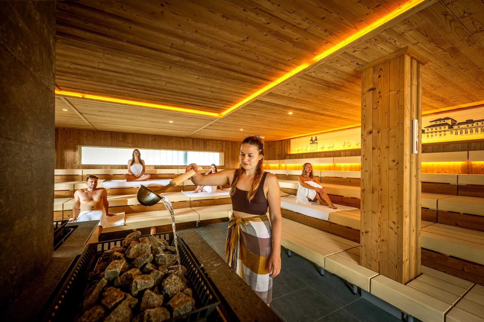 Saunameisterin beim Aufguss in der großen Welterbesauna der Emser Therme