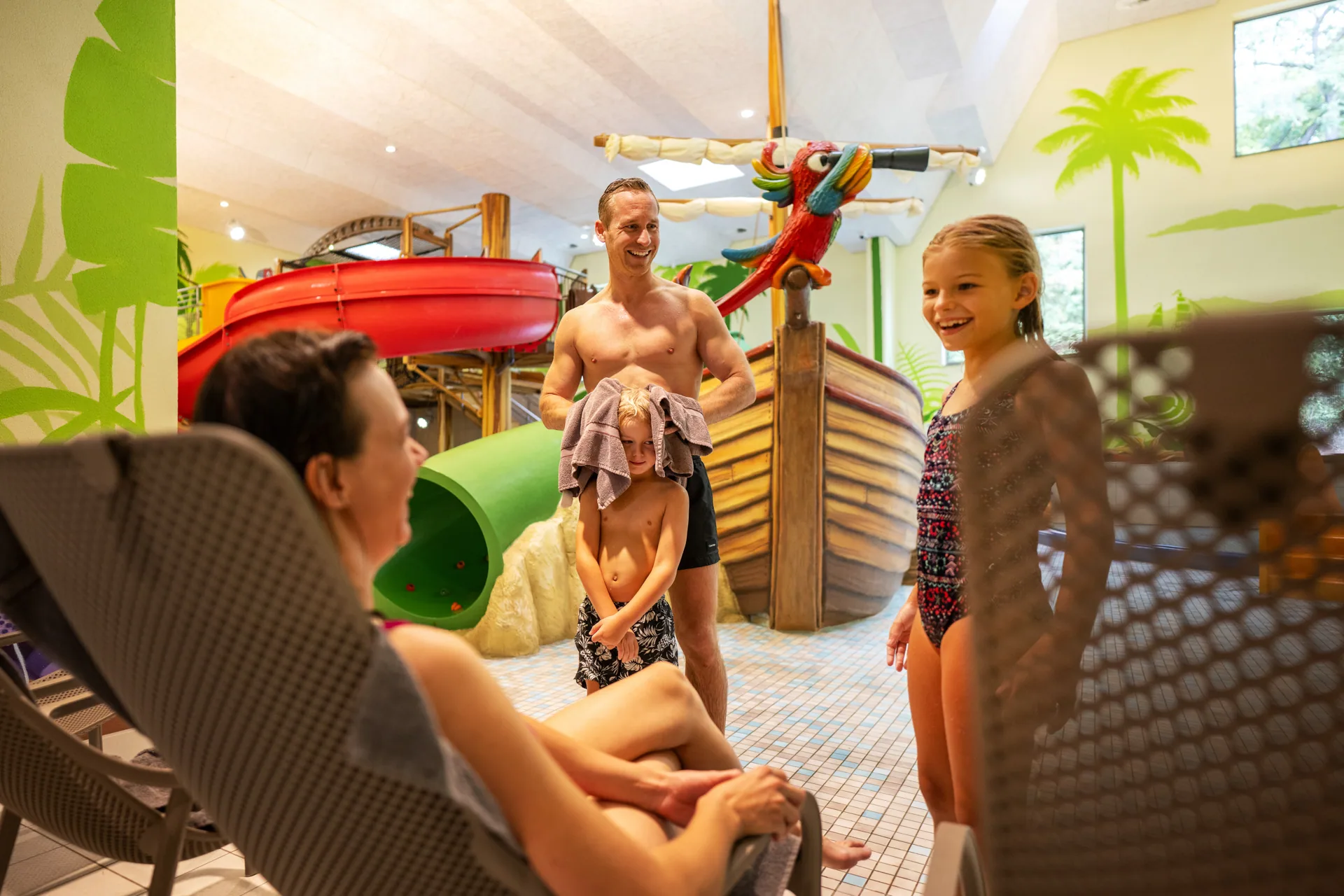 Familie hat Spaß im Indoor-Wasserspielbereich der Deichwelle