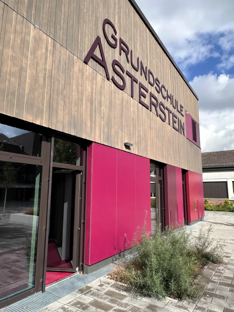 Holzfassade des Erweiterungsbaus der Grundschule Asterstein