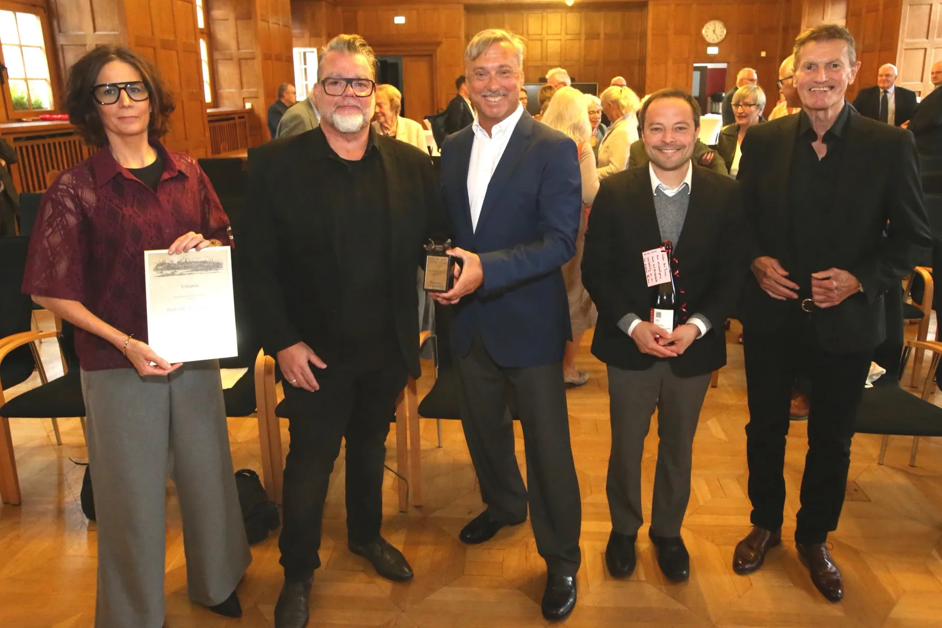 Preisträger Jens J. Ternes mit Gratulanten bei der Verleihung des Altstadtpreises
