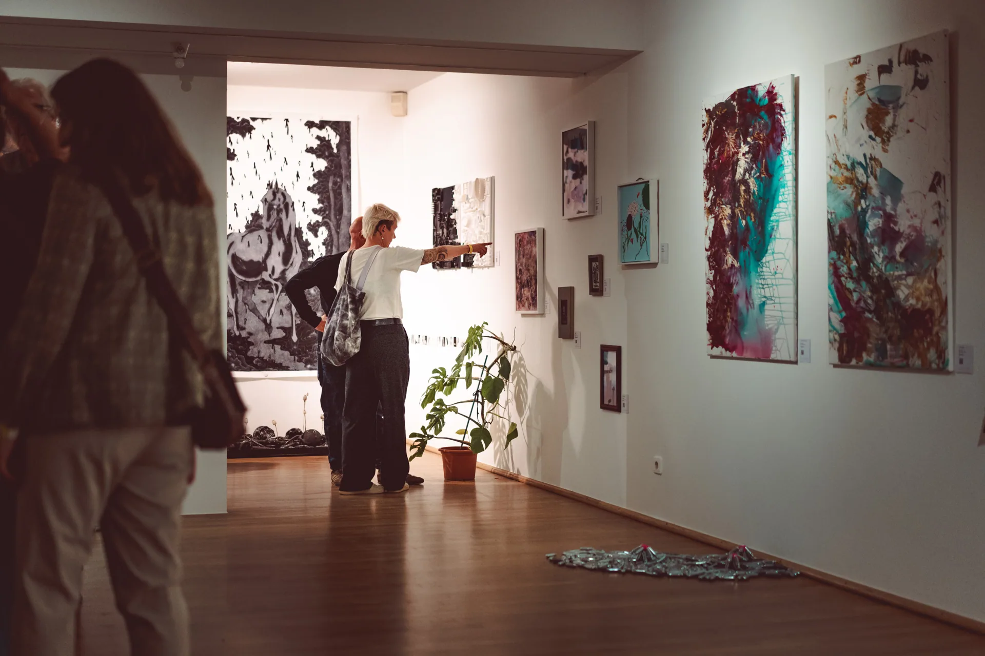 Besucher in einer Ausstellung mit gro&szlig;formatigen Bildern