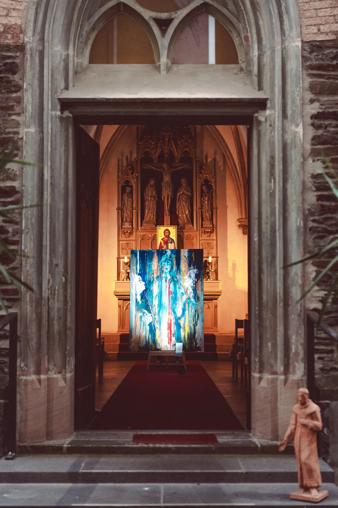 Beleuchtete Kirche mit Lichtinstallation bei der Museumsnacht