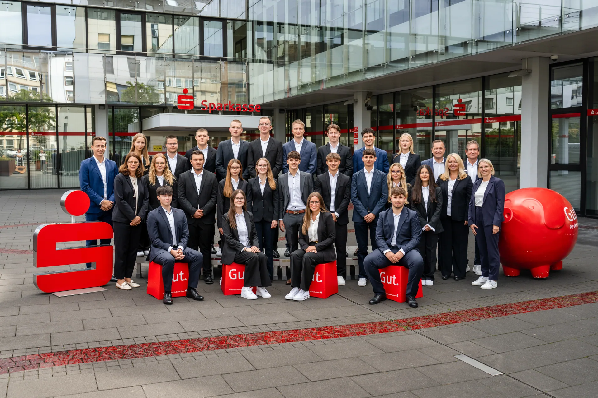 Die neuen Auszubildenden und Jahrespraktikanten der Sparkasse Koblenz mit Vorstand Christoph Stibbe und Ausbildungsverantwortlichen